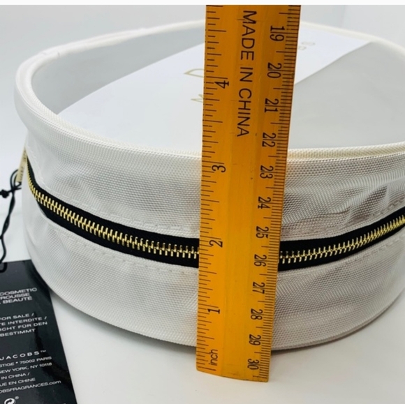 🌼Marc Jacobs Daisy Round Cream Pouch - Picture 6 of 8